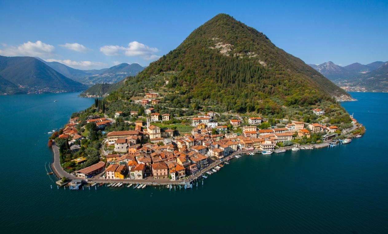 foto di monte isola dall'alto